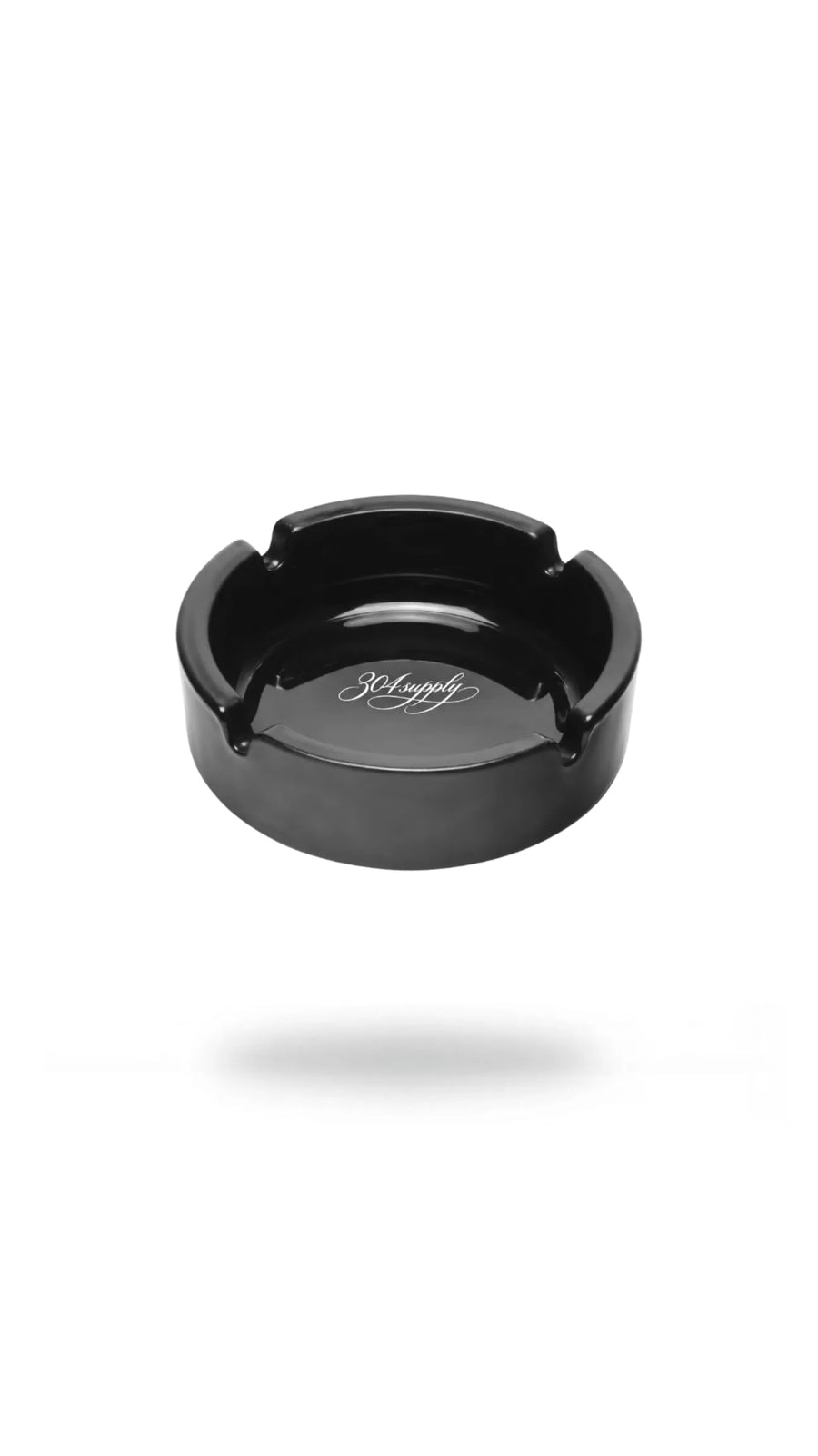 304 Ashtray – schwarzer Aschenbecher mit weißem 304supply-Logo, Produktansicht