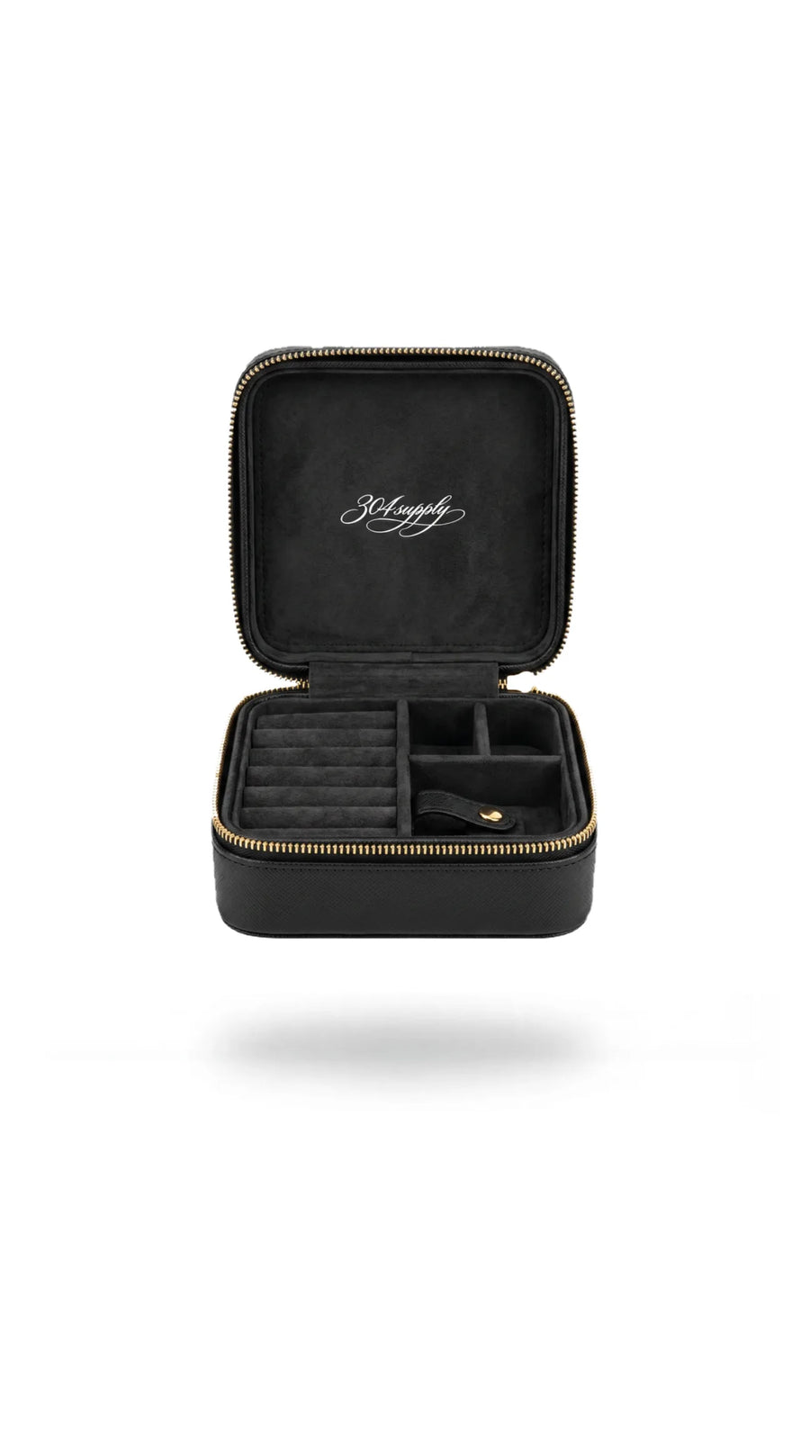 304 Jewelry Box – schwarze Leder-Schmuckbox mit Gold-Zipper und 304supply-Logo, Produktansicht