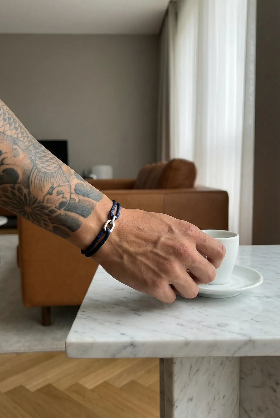 Dunkelblaues 304supply Midnight Link Armband im urbanen Look getragen