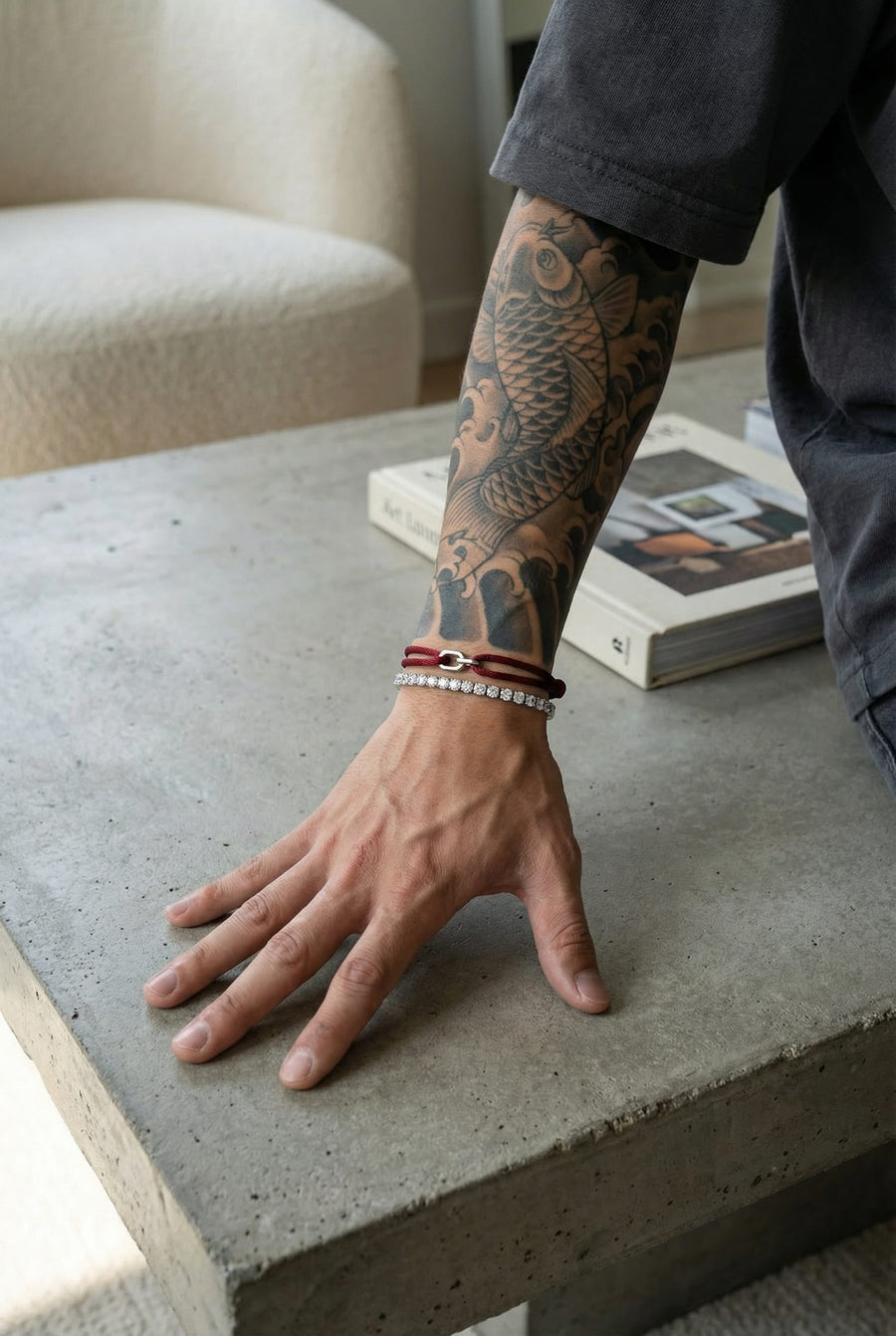 304supply Blood Link Armband im Streetwear-Look getragen