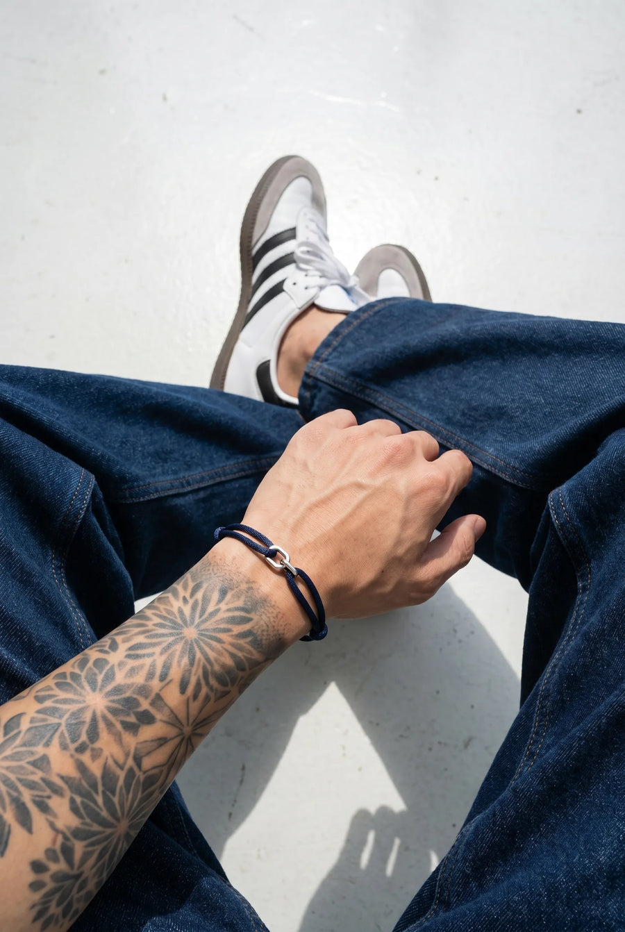 Dunkelblaues 304supply Midnight Link Armband am Handgelenk getragen