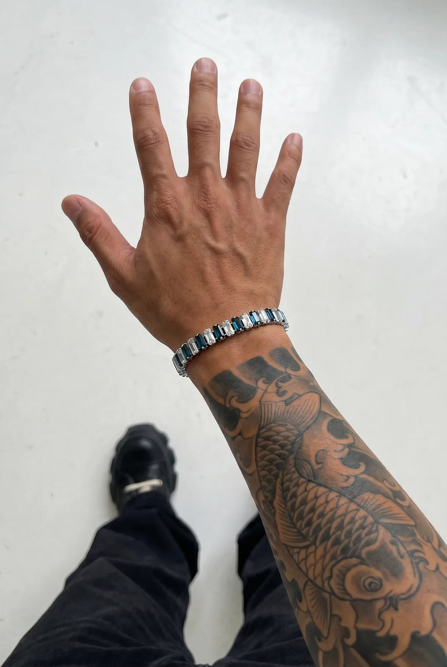 Blaues 304supply Blue Ice Ice-Armband am Handgelenk eines Mannes, POV