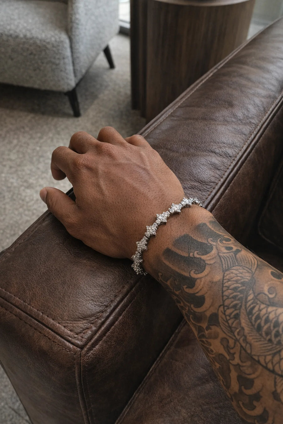 POV-Nahaufnahme des 304supply Silver Crest Ice-Armbands am Handgelenk
