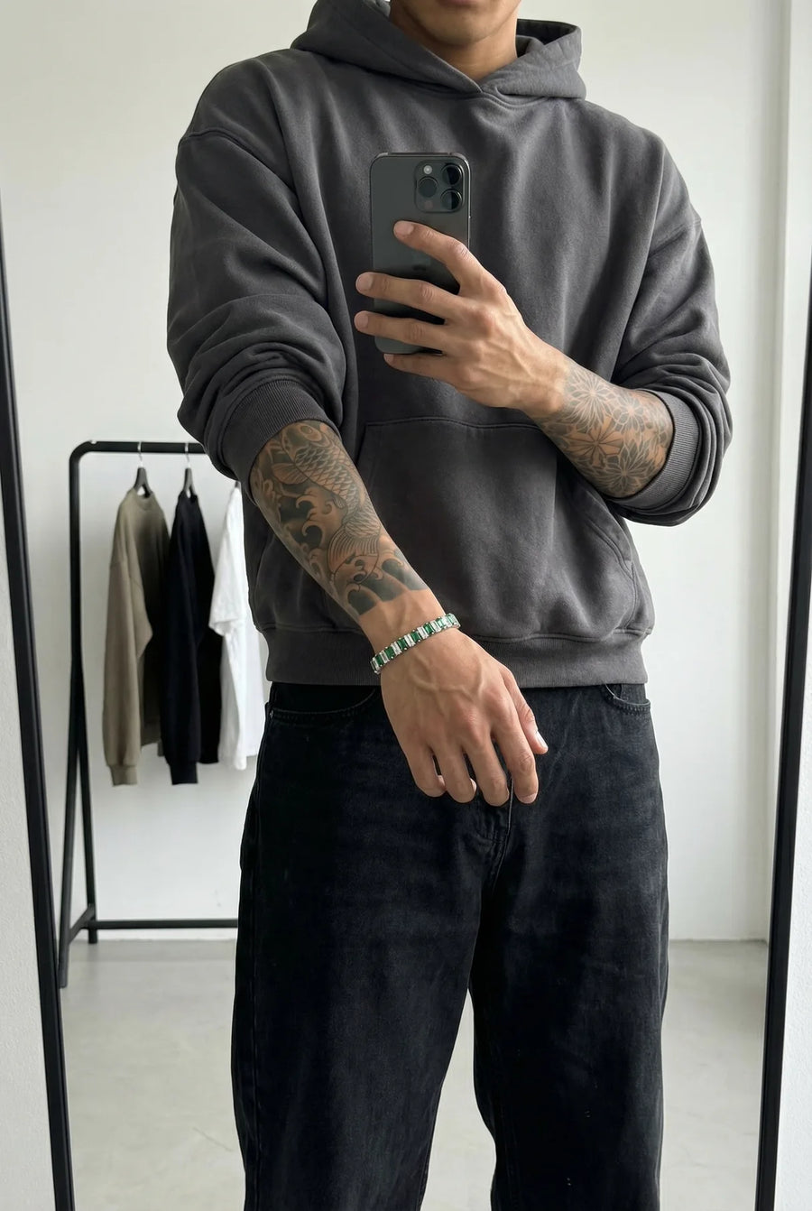 Hand mit dem grünen 304supply Green Ice Ice-Armband im Streetwear-Look