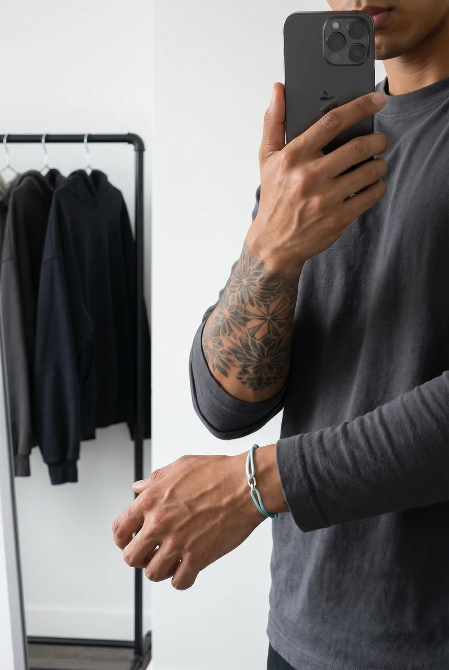 Hand mit dem aquablauen 304supply Ocean Link Cord-Armband im Streetwear-Look
