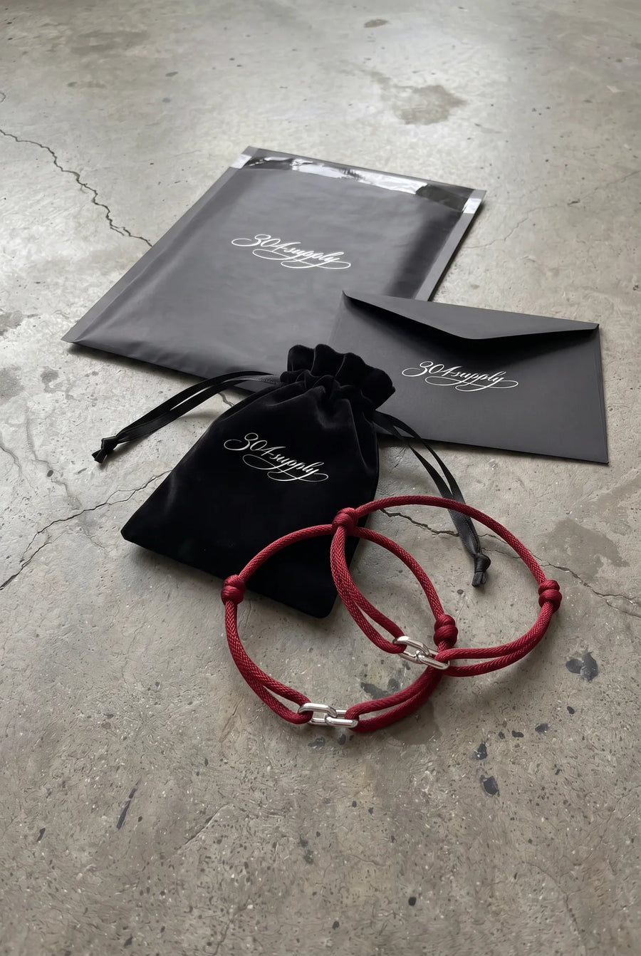 304supply Blood Link Cord-Armband in Tiefrot als Flatlay