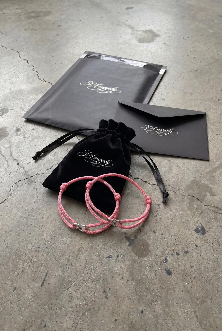 304supply Blossom Link Cord-Armband in Rosé als Flatlay
