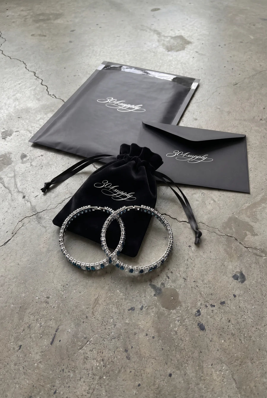304supply Blue Ice Ice-Armband mit blauen Zirkonia als Flatlay