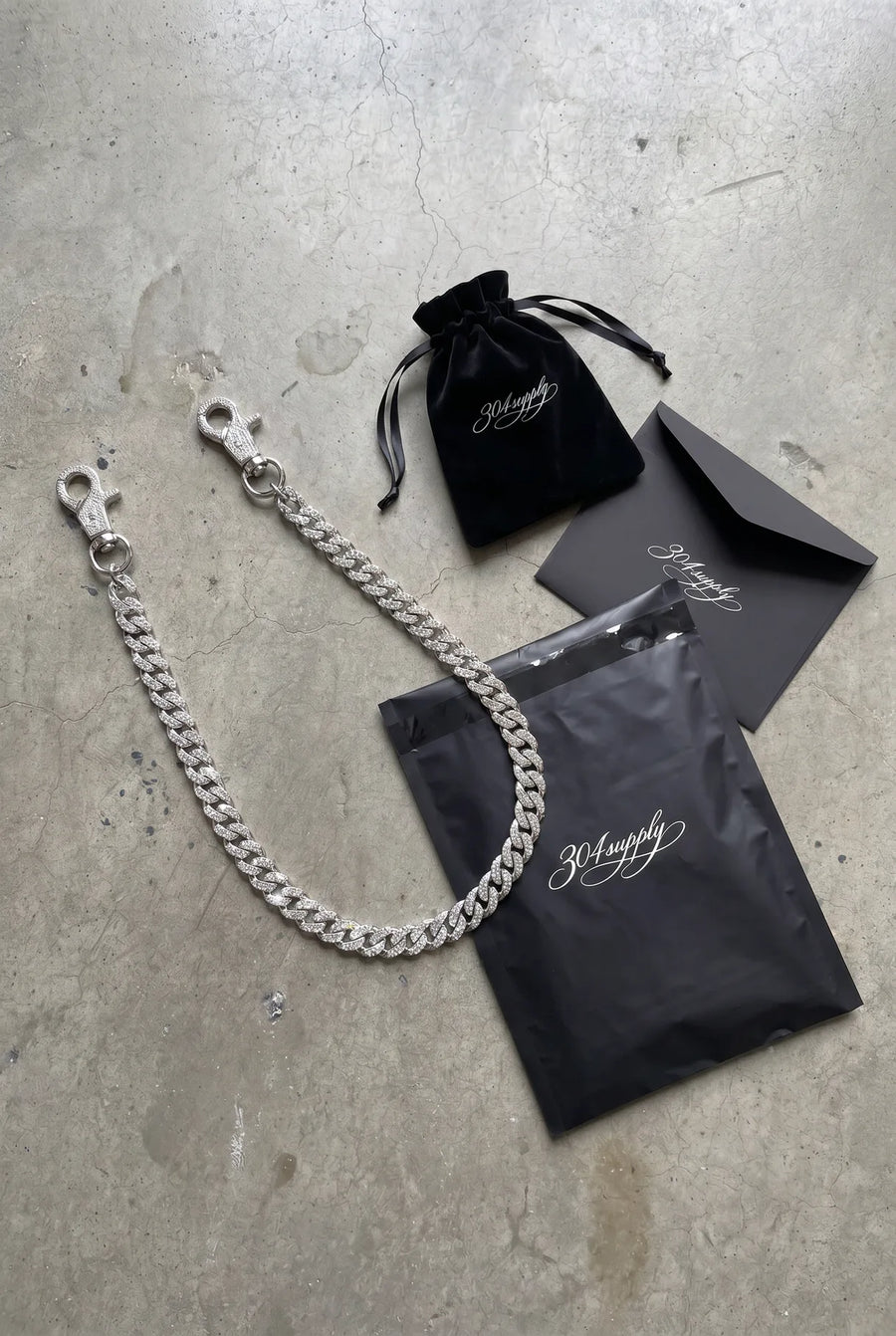 304supply Heavy Ice Iced Cuban Link Wallet Chain als Flatlay