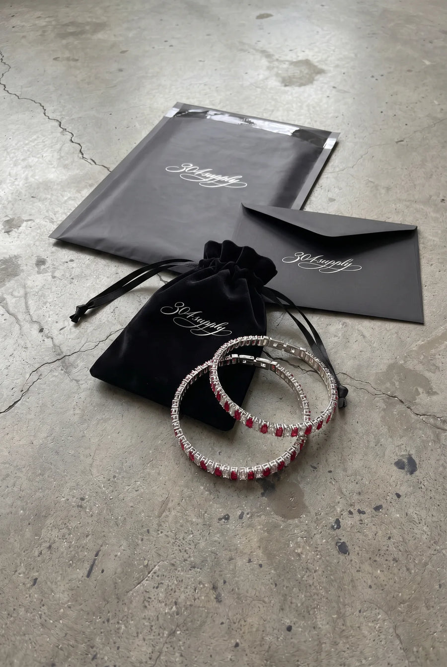 304supply Red Ice Ice-Armband mit roten Zirkonia als Flatlay