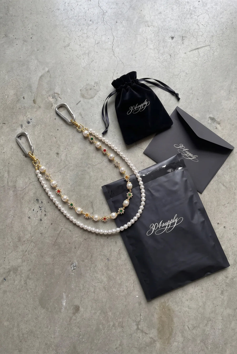 304supply Royal Grace Wallet Chain mit Perlen als Flatlay aus Edelstahl