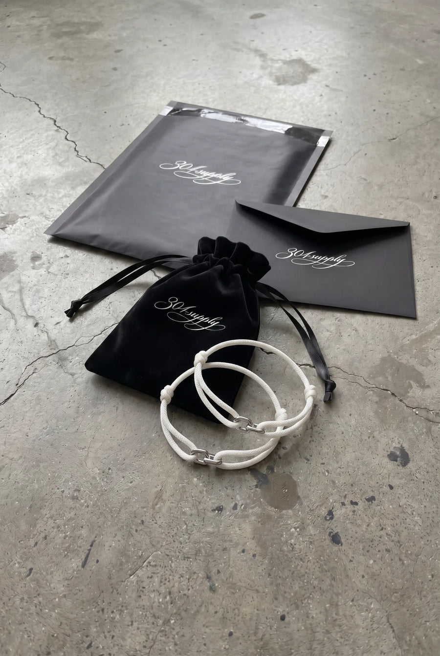 304supply Snow Link weißes Cord-Armband als Flatlay mit Verpackung