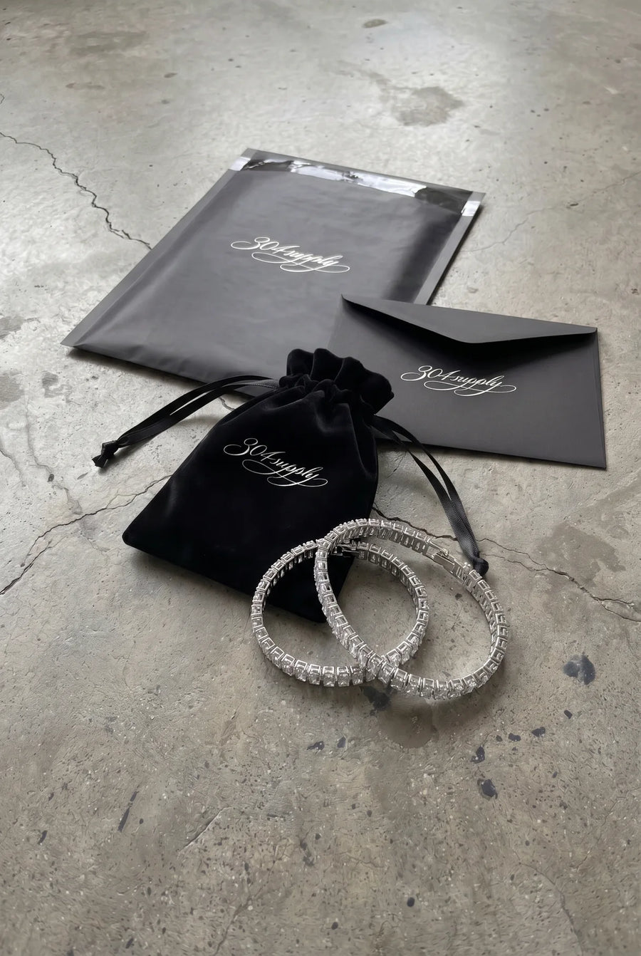 304supply White Ice Ice-Armband mit klaren Zirkonia als Flatlay