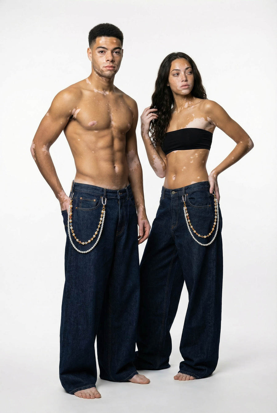Zwei Models tragen die 304supply Royal Grace Wallet Chain aus Perlen und Gold zu weiter Jeans
