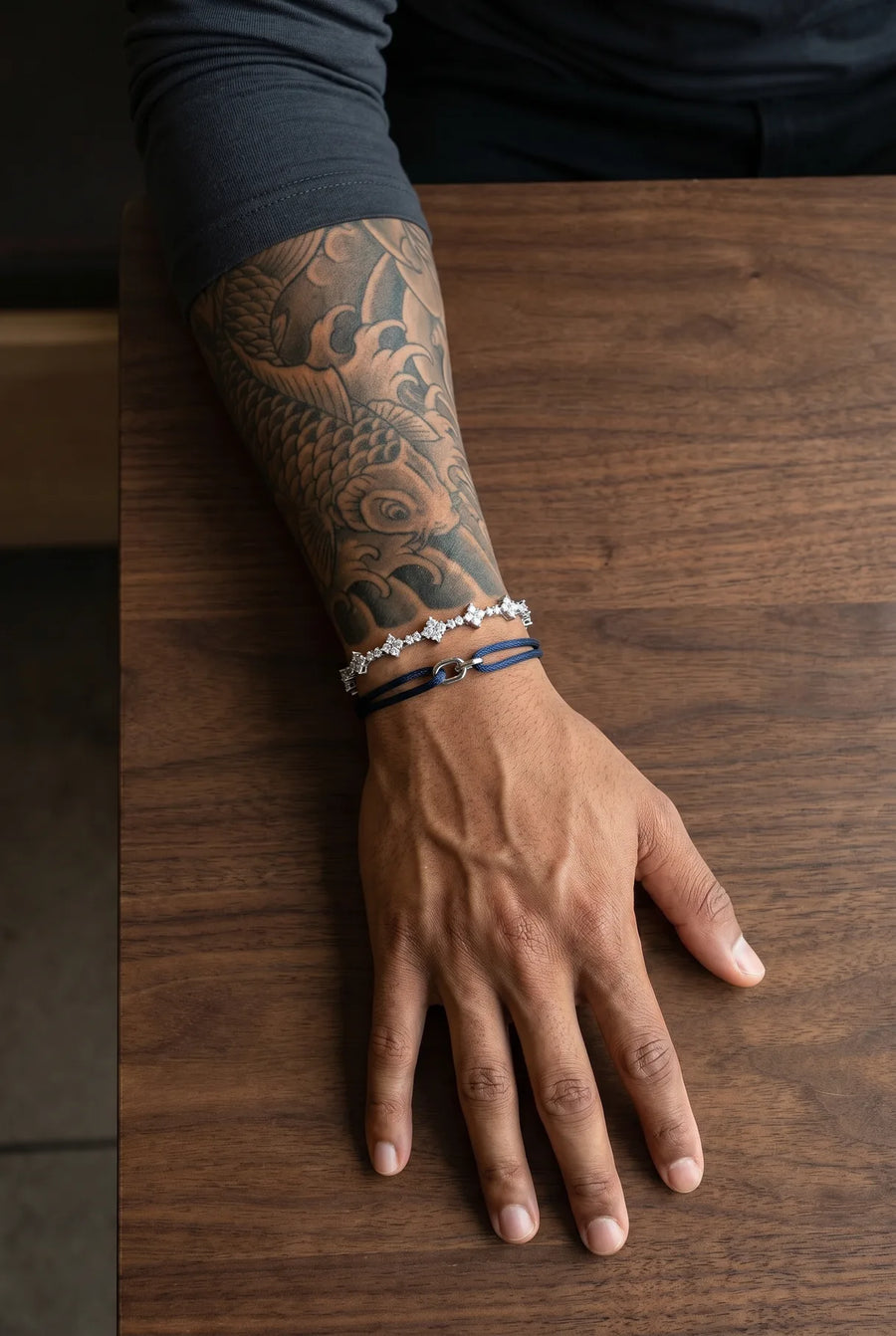 Gestacktes 304supply Silver Crest Ice-Armband am Streetwear-Outfit