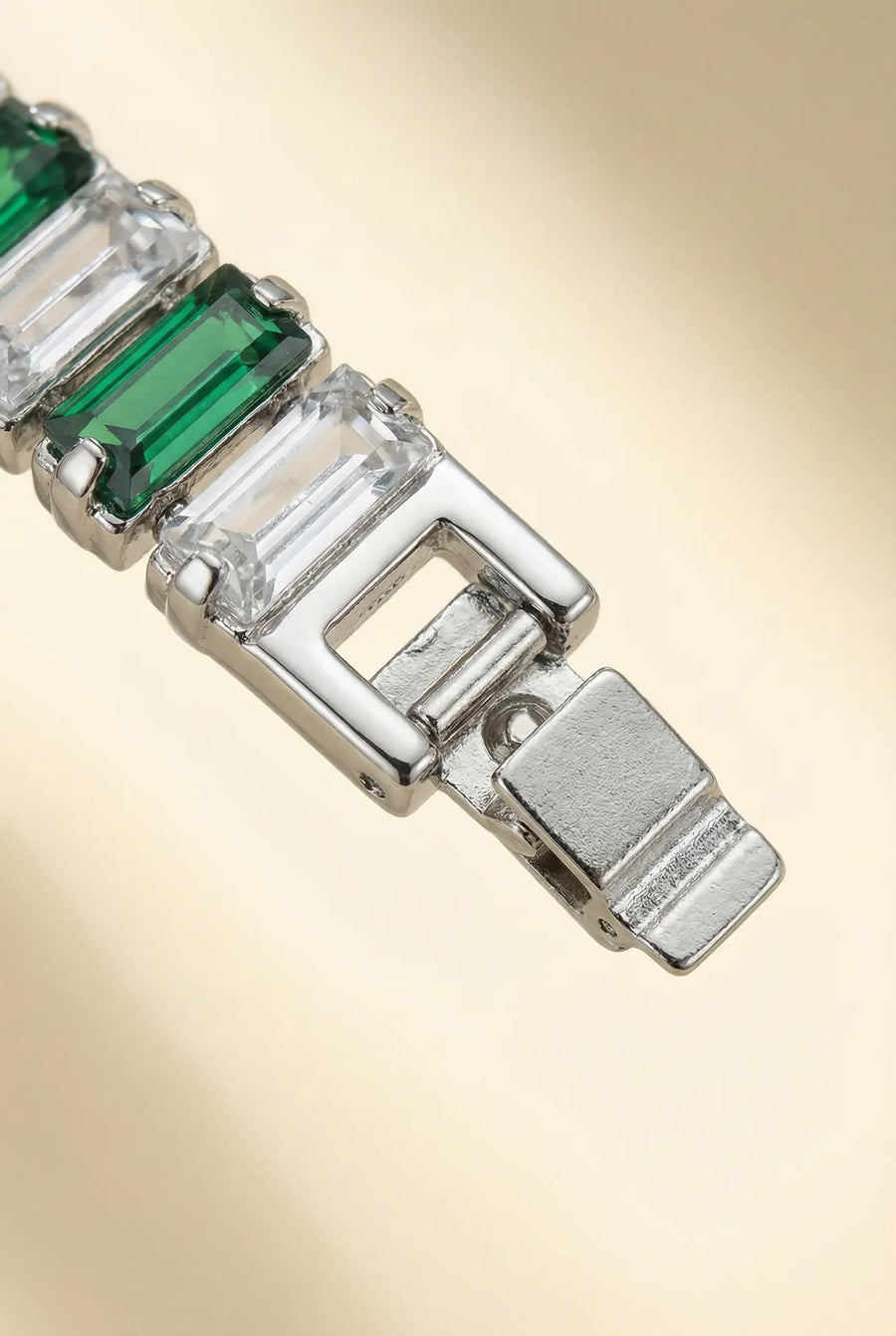 Makro der grünen Zirkonia des 304supply Green Ice Armbands