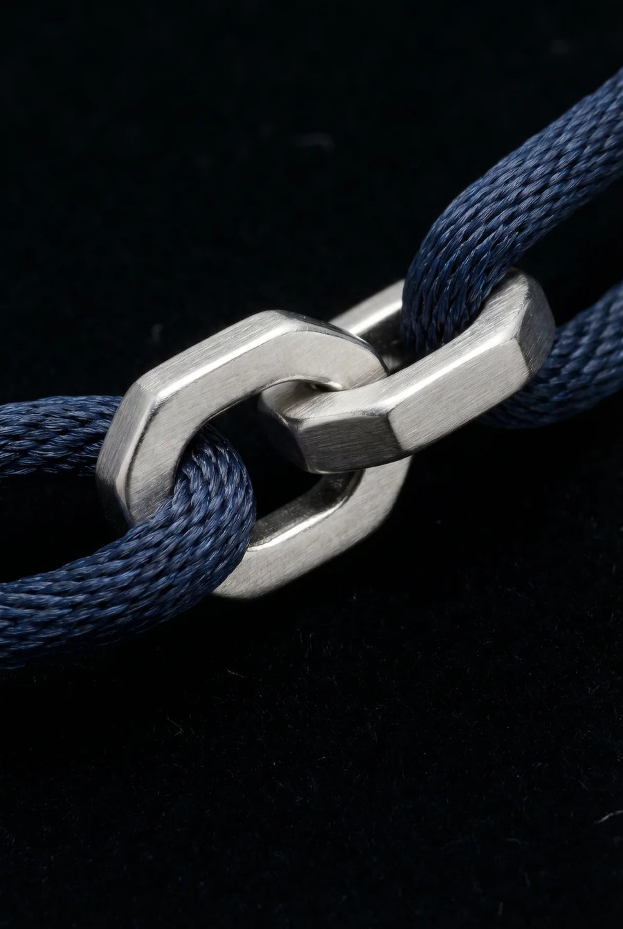 Makro des Edelstahl-Verschlusses des 304supply Midnight Link Armbands
