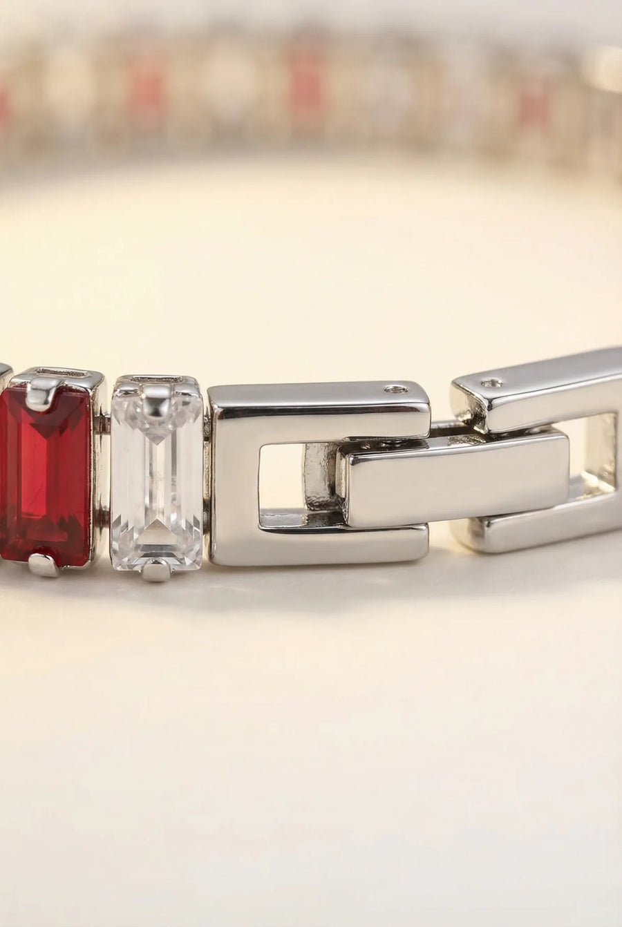 Makro der roten Zirkonia des 304supply Red Ice Armbands