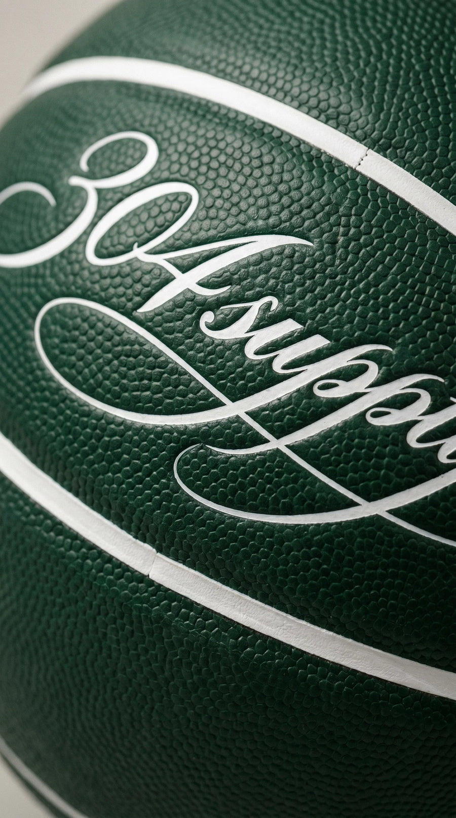 Close-up des 304supply-Logos und der Leder-Textur des 304 Basketball