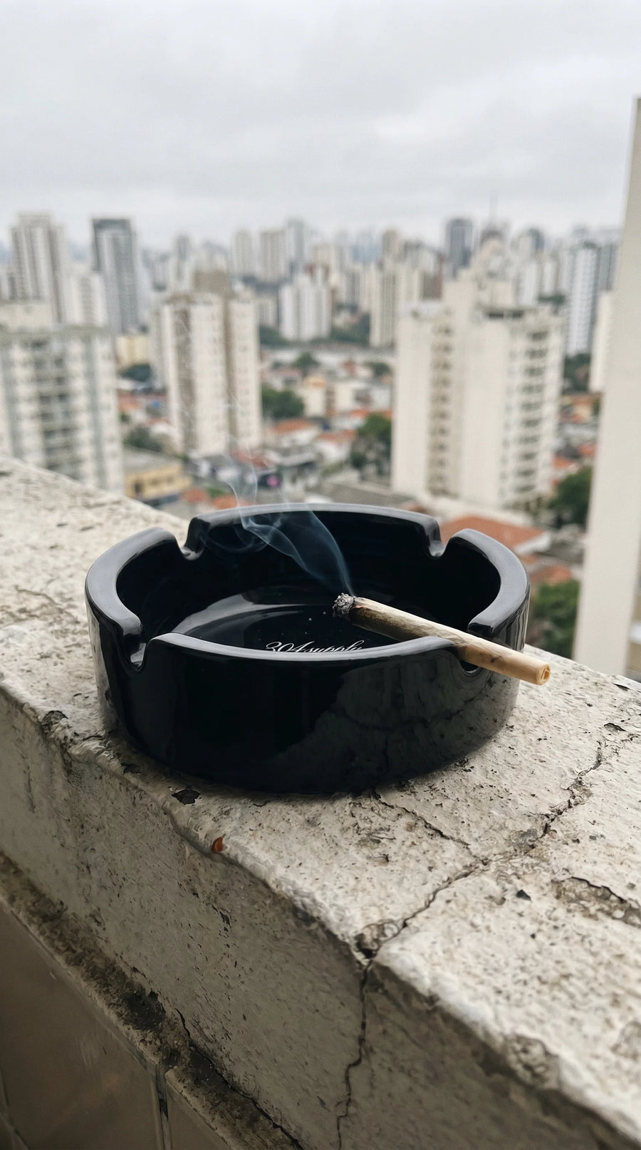 304 Ashtray auf einer Betonbrüstung mit Joint, Lifestyle