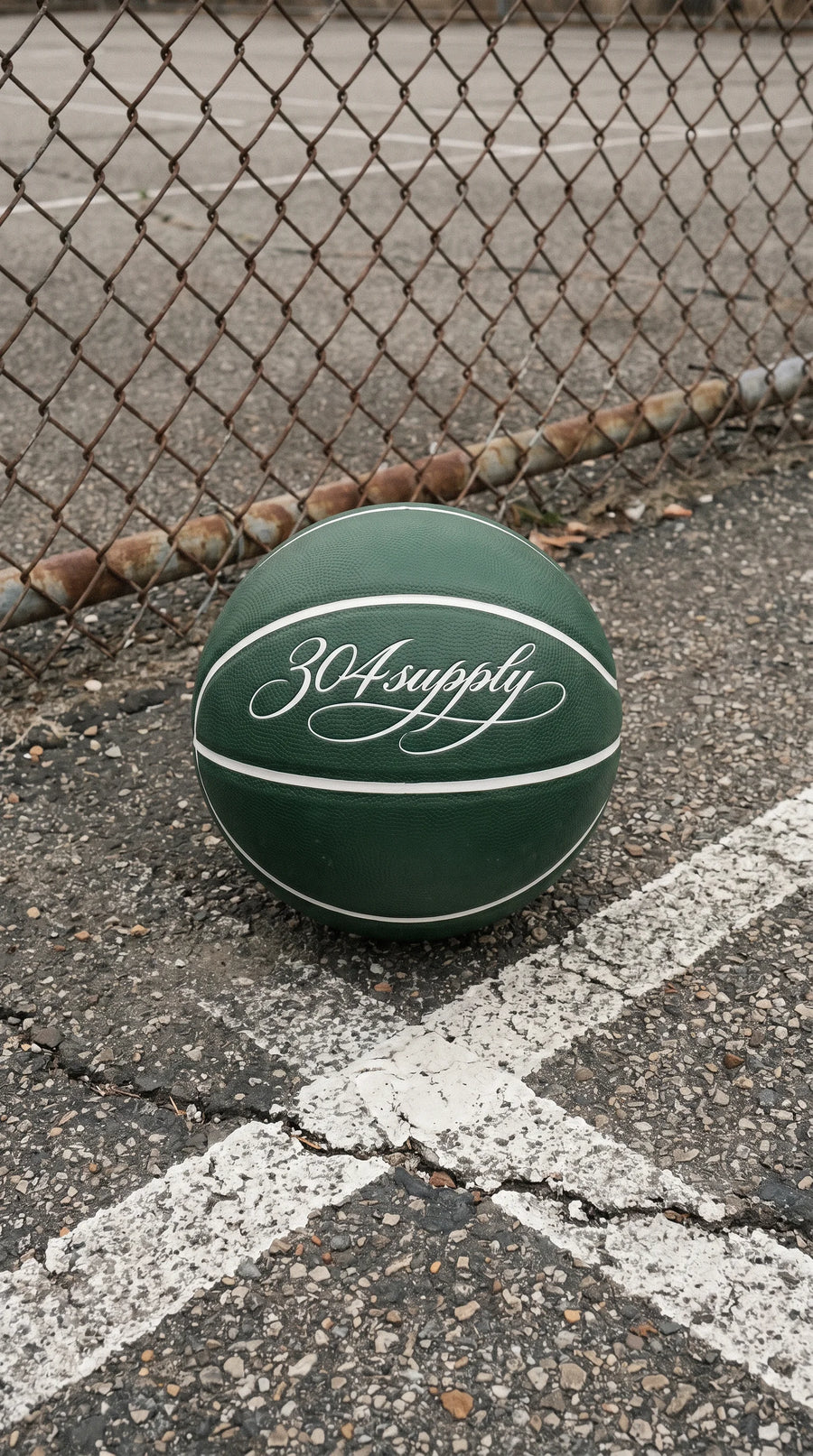 Grüner 304 Basketball auf einem Asphalt-Court, Lifestyle