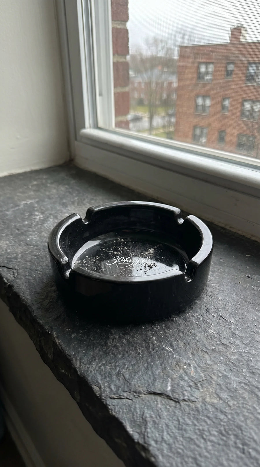 304 Ashtray auf einer Fensterbank, cleanes Lifestyle-Foto