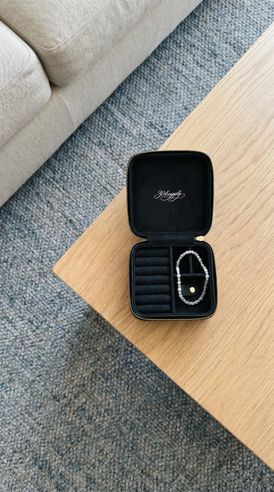 304 Jewelry Box von oben auf Couchtisch mit Bracelet, Lifestyle