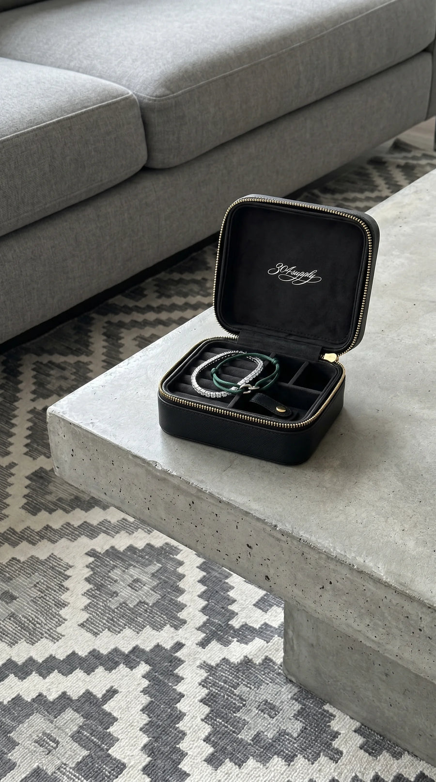 304 Jewelry Box offen auf Betontisch mit Teppich, gefüllt mit 304supply-Schmuck