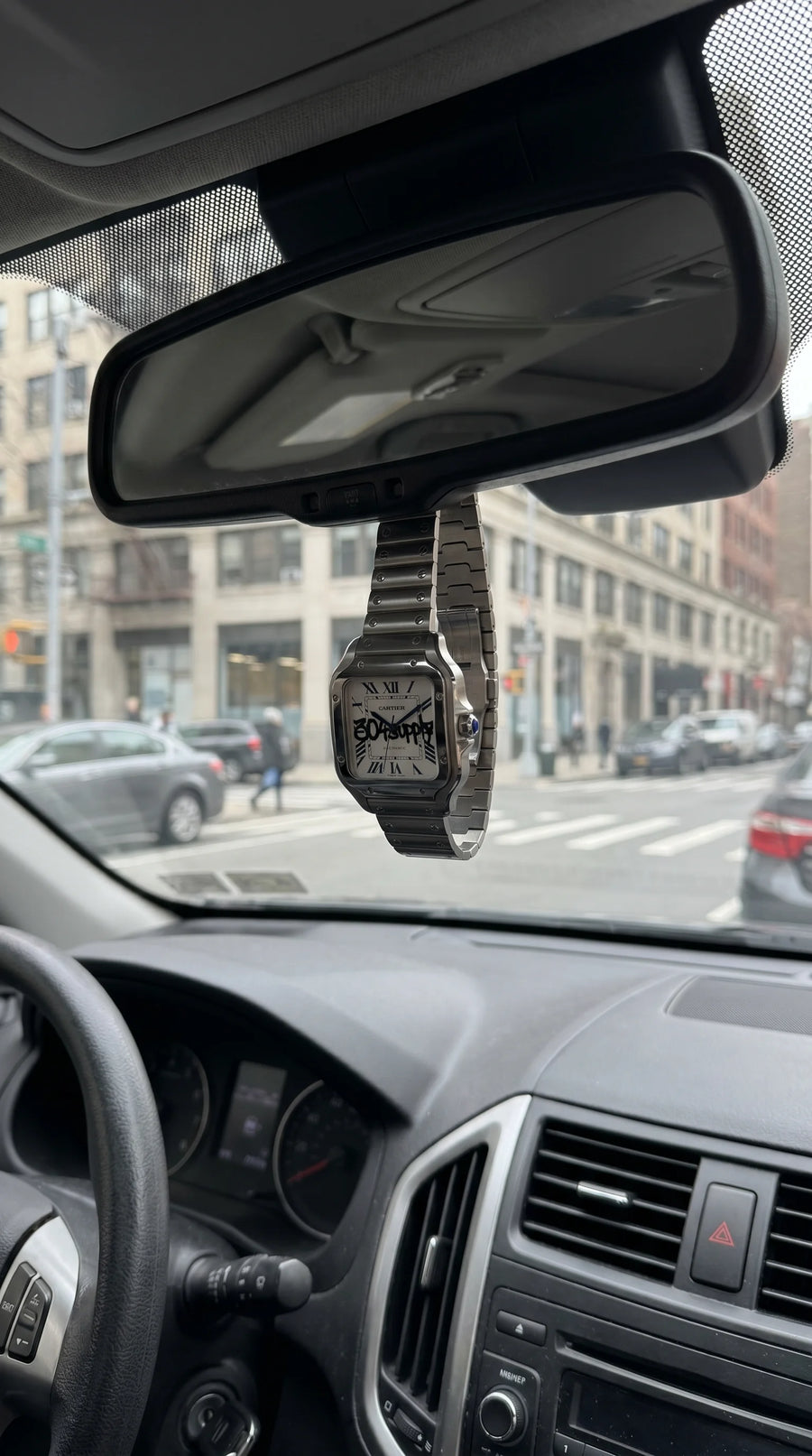 304 Santos Uhr am Rückspiegel eines Autos hängend, Lifestyle