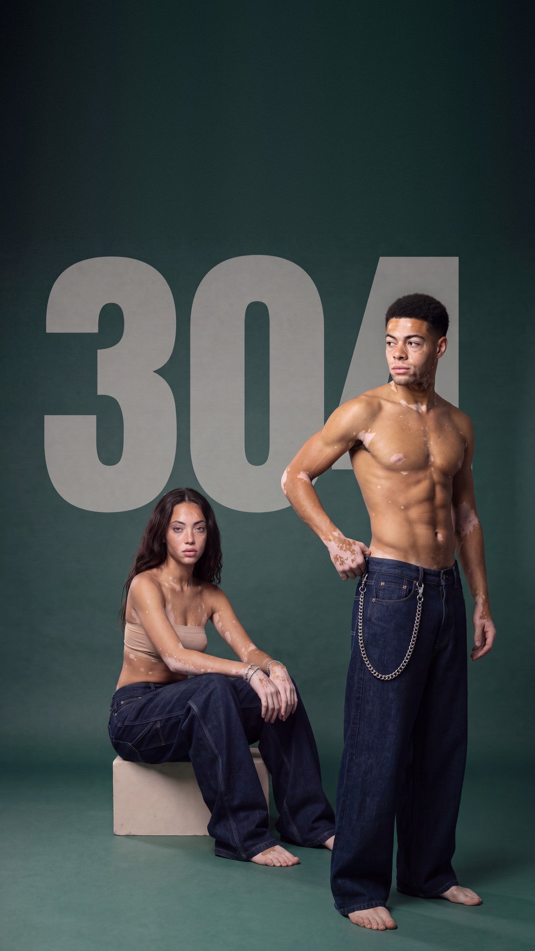 Zwei Models in dunkler Baggy-Jeans mit 304supply Wallet Chain vor grüner Studiowand mit 304-Schriftzug