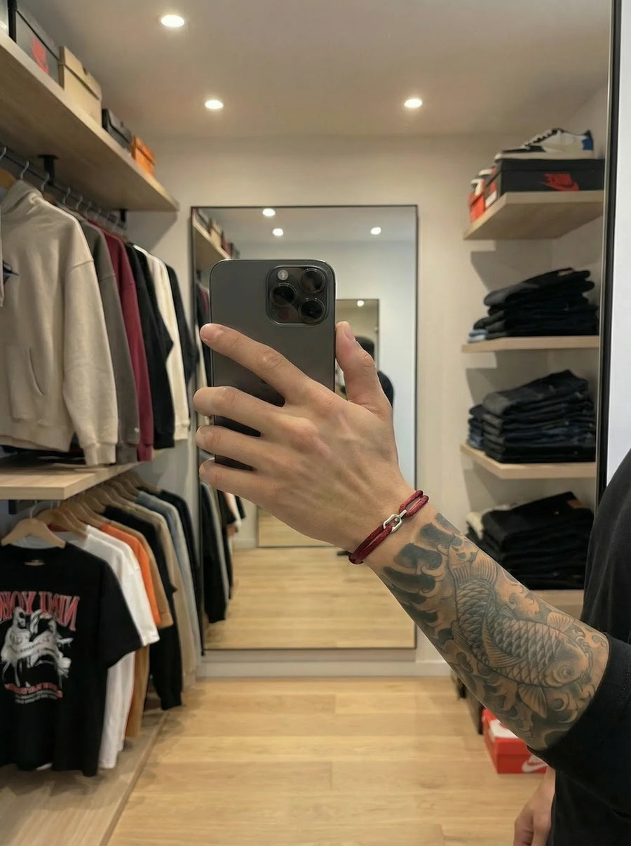 Hand mit dem tiefroten 304supply Blood Link Cord-Armband im Streetwear-Look