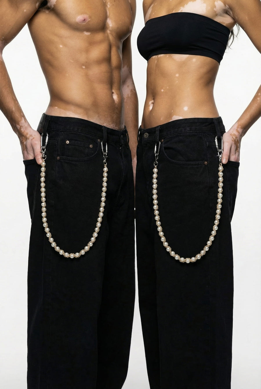Mann trägt die goldene 304supply Golden Grace Wallet Chain im Streetwear-Look