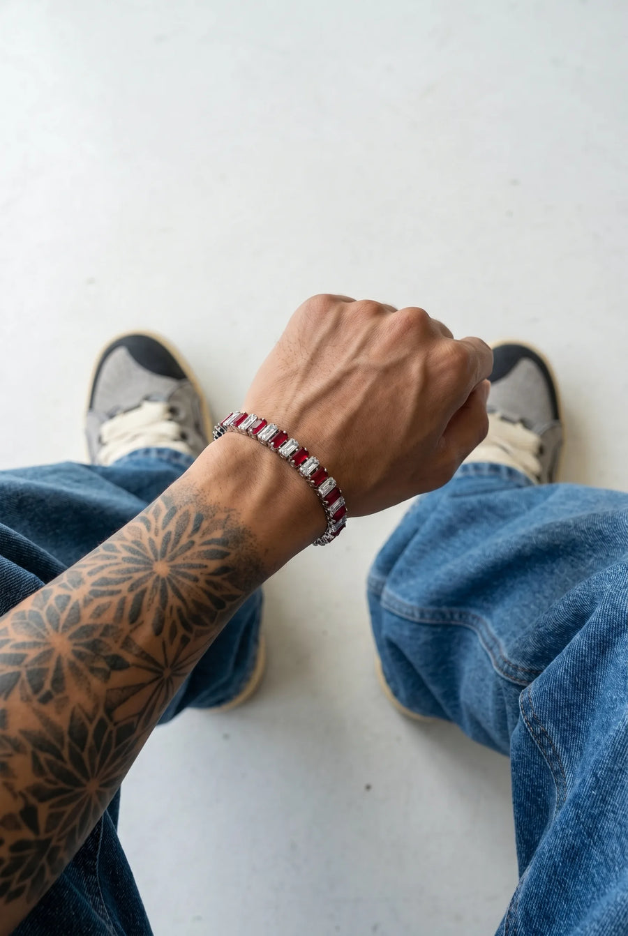 Rotes 304supply Red Ice Ice-Armband am Handgelenk getragen