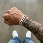 Weißes 304supply White Ice Ice-Armband im Streetwear-Look getragen