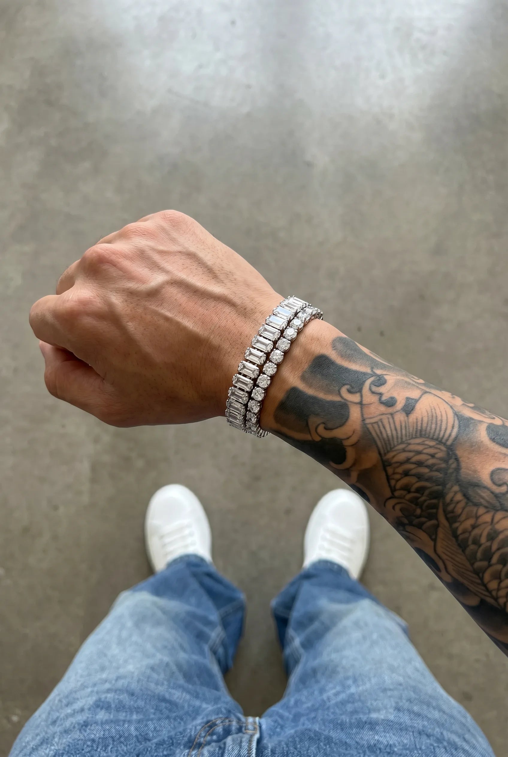 Weißes 304supply White Ice Ice-Armband im Streetwear-Look getragen