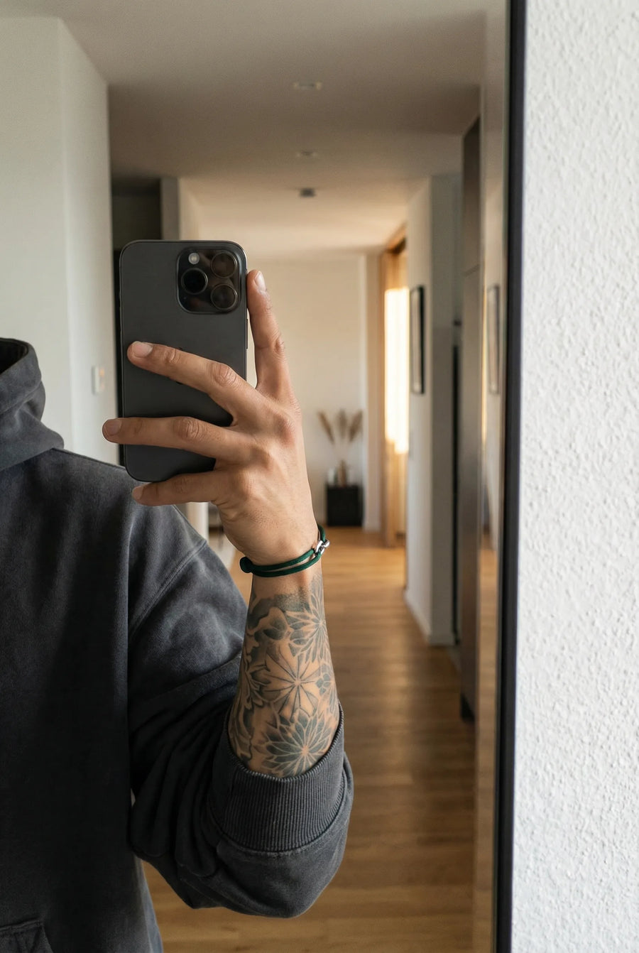 Tiefgrünes 304supply Forest Link Armband am Handgelenk getragen
