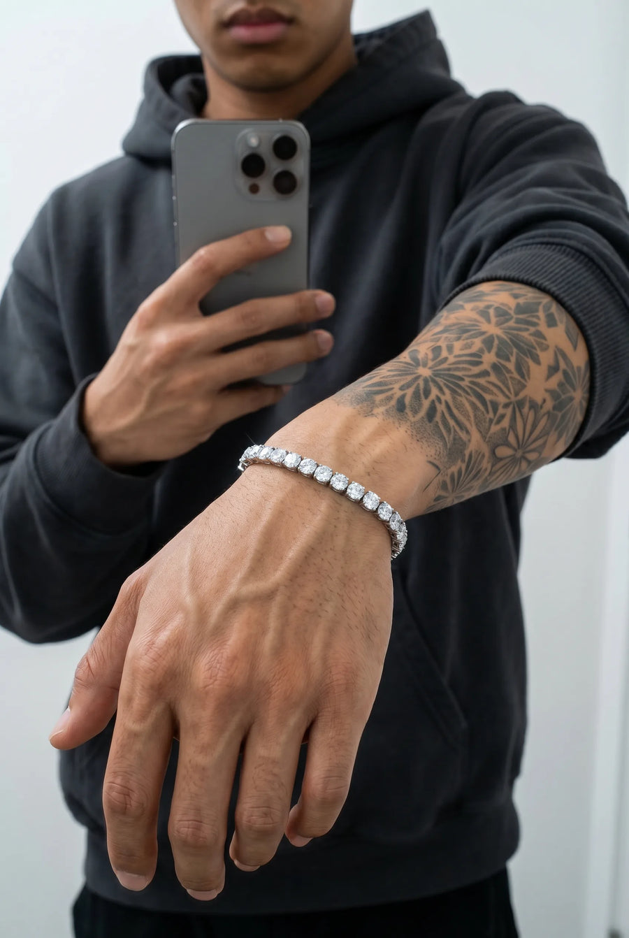 Icy Stellar Ice-Armband von 304supply am Handgelenk getragen