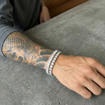 Weißes 304supply White Ice Ice-Armband am Handgelenk getragen