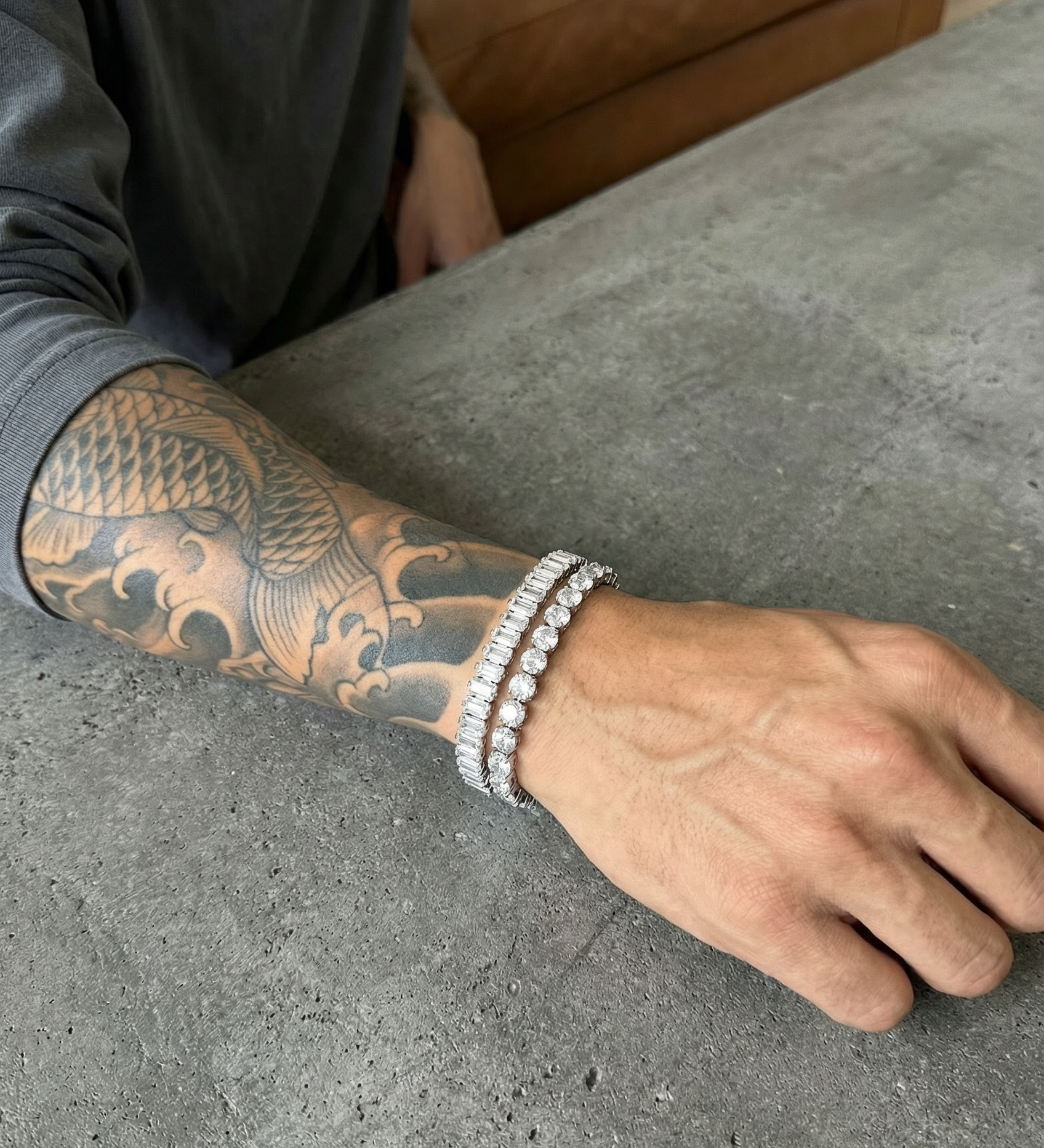 Weißes 304supply White Ice Ice-Armband am Handgelenk getragen