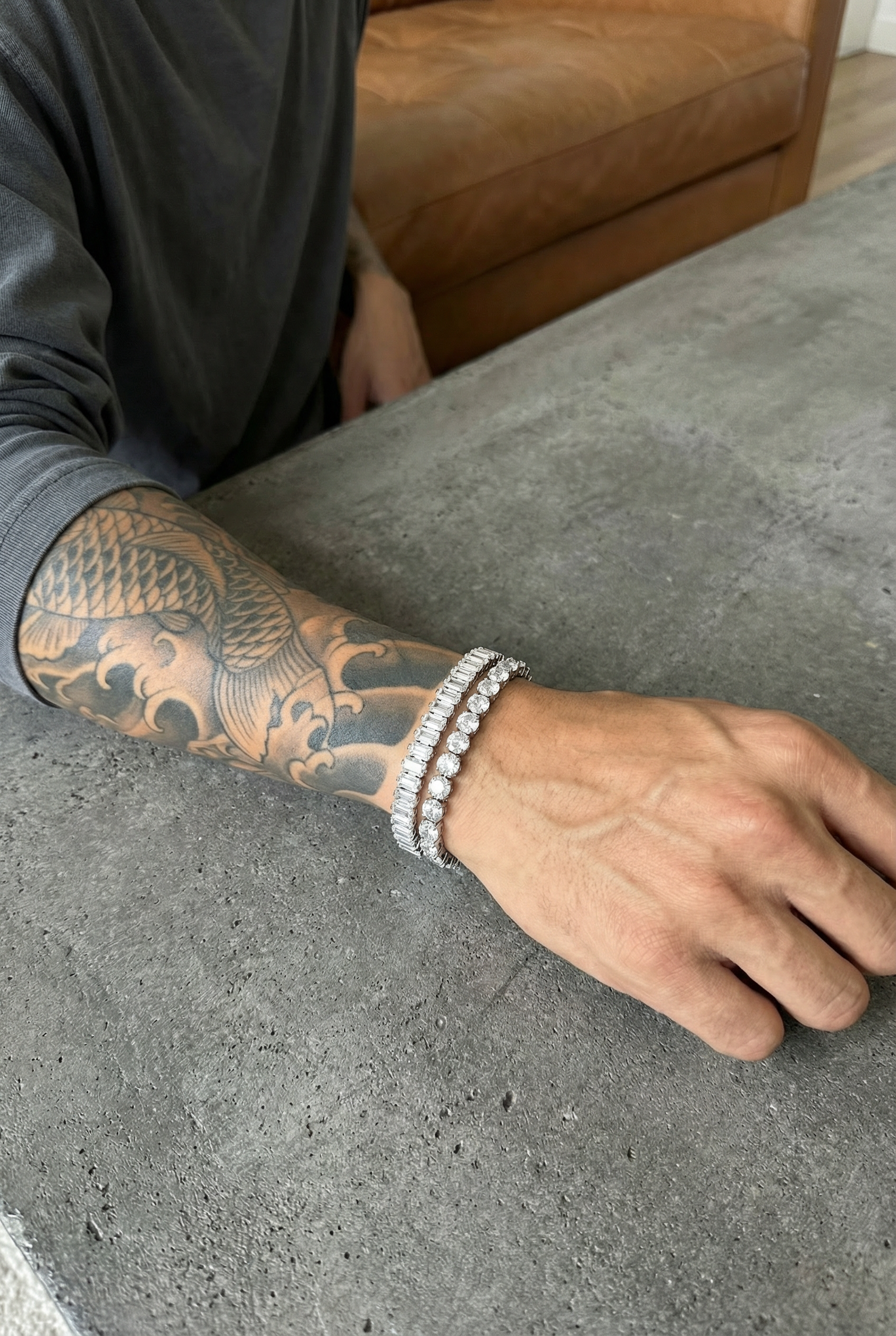 Weißes 304supply White Ice Ice-Armband am Handgelenk getragen