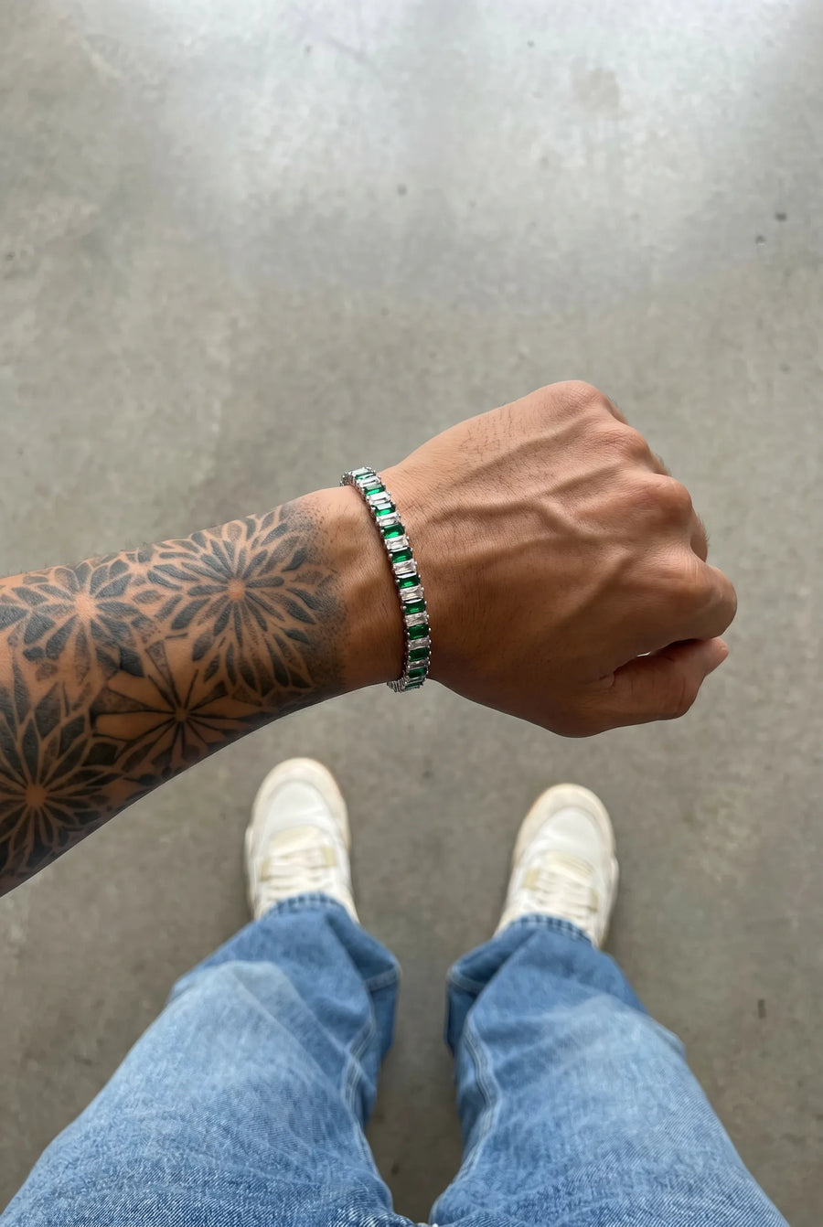 Grünes 304supply Green Ice Ice-Armband im Streetwear-Look getragen