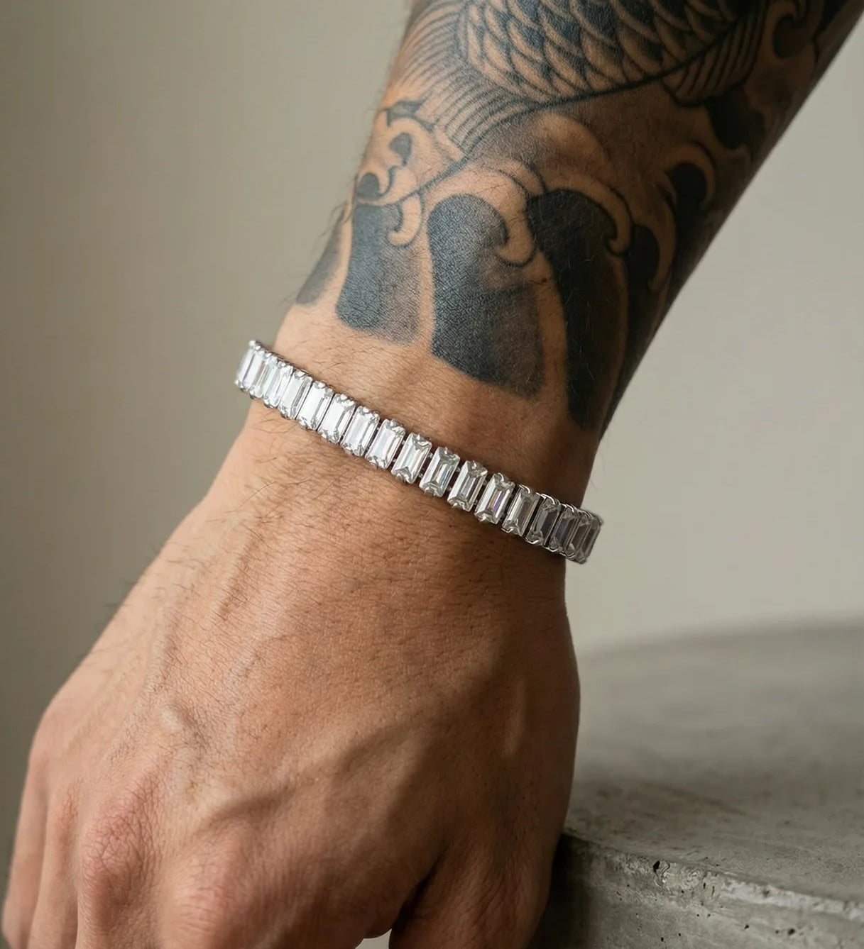 Extreme Nahaufnahme des 304supply White Ice Ice-Armbands am Handgelenk