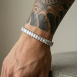 Extreme Nahaufnahme des 304supply White Ice Ice-Armbands am Handgelenk