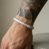 Extreme Nahaufnahme des 304supply White Ice Ice-Armbands am Handgelenk