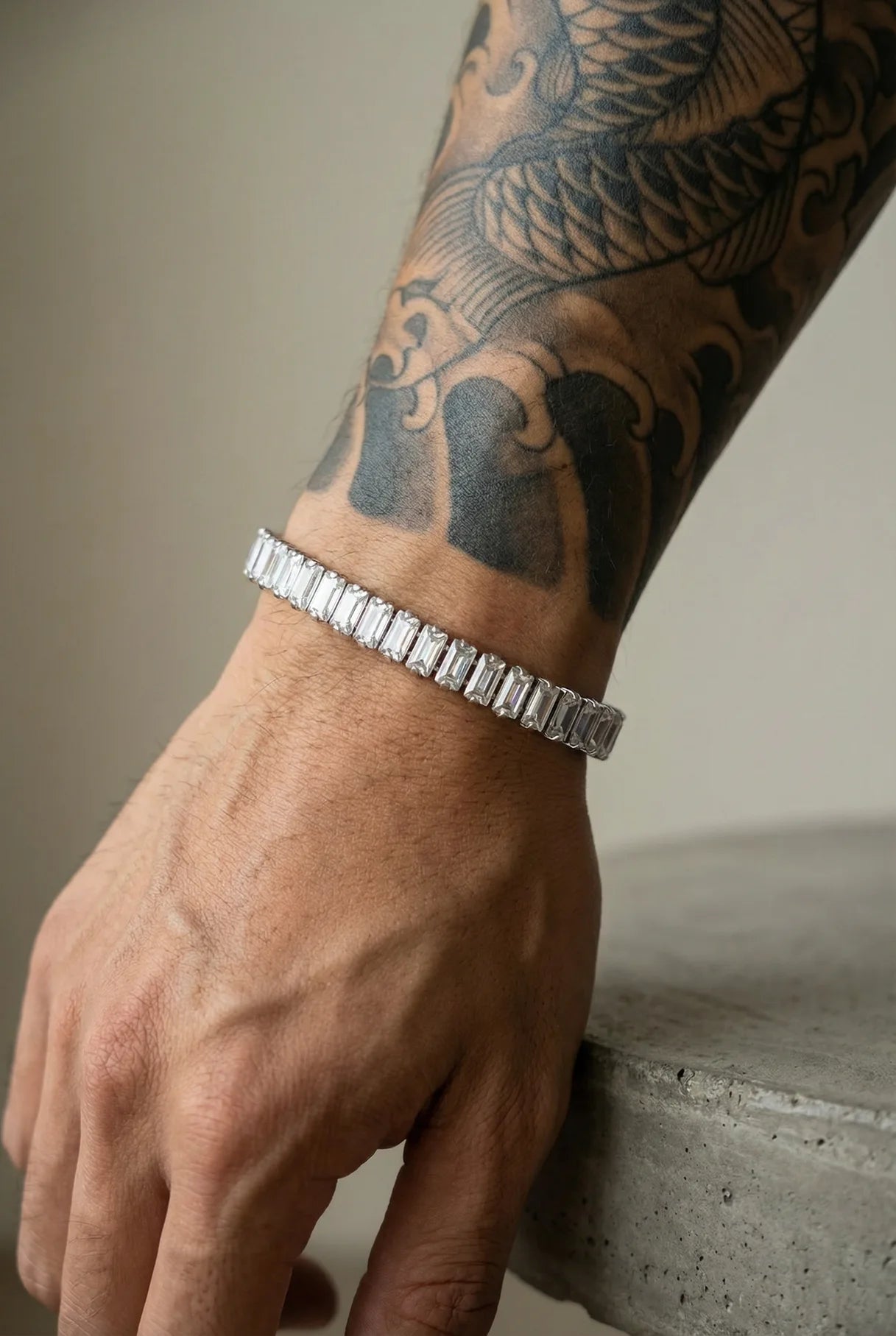 Extreme Nahaufnahme des 304supply White Ice Ice-Armbands am Handgelenk