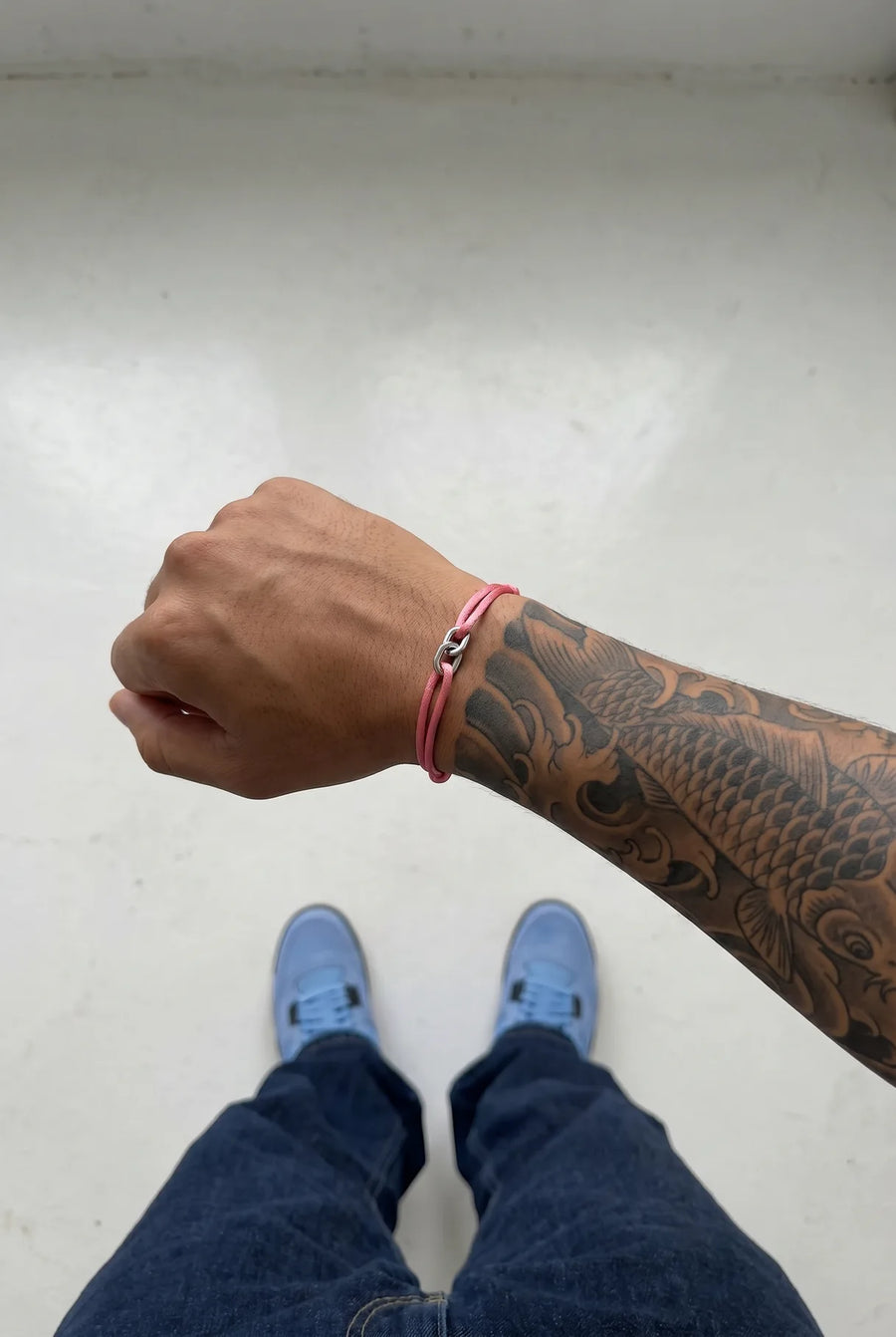 Rosé 304supply Blossom Link Armband am Handgelenk eines Mannes, POV