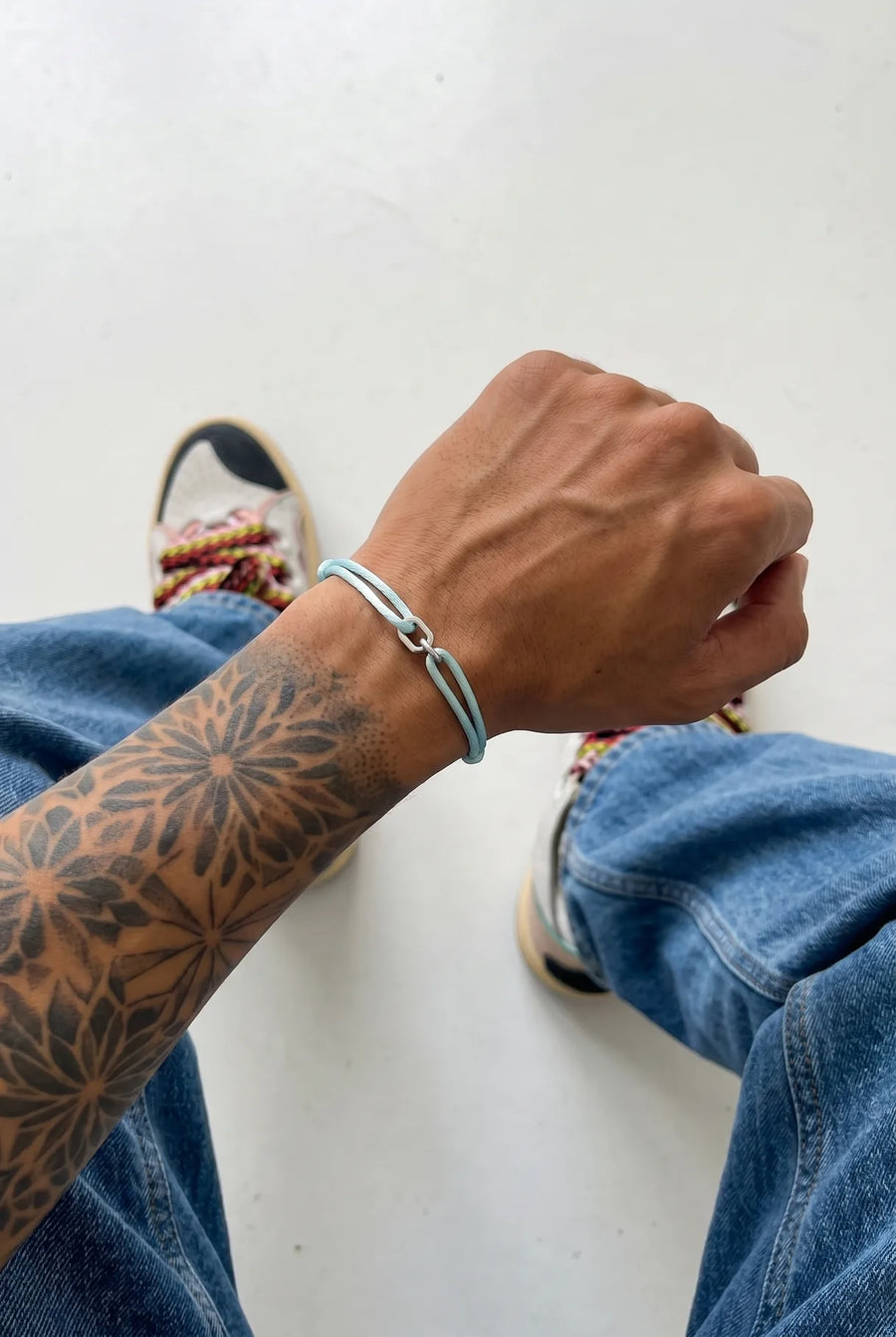 Aquablaues 304supply Ocean Link Armband am Handgelenk eines Mannes, POV