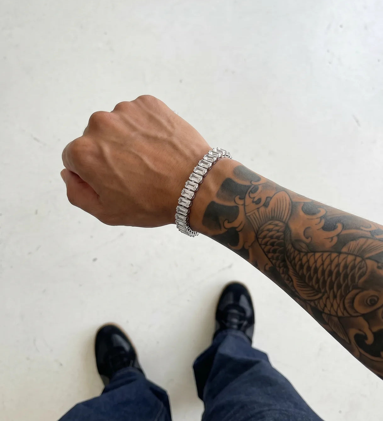 304supply White Ice Ice-Armband am Handgelenk eines Mannes, POV