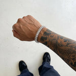 304supply White Ice Ice-Armband am Handgelenk eines Mannes, POV