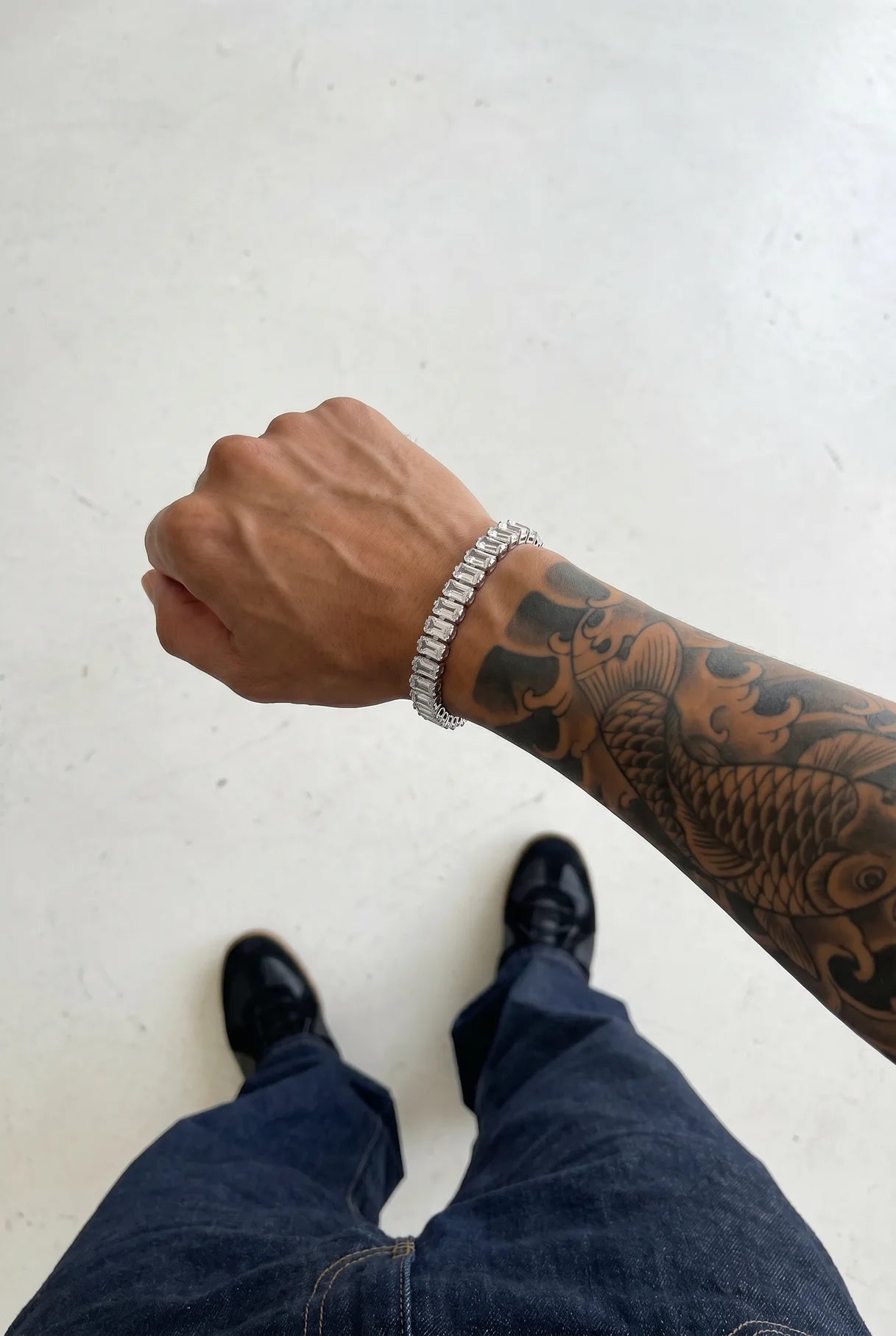 304supply White Ice Ice-Armband am Handgelenk eines Mannes, POV